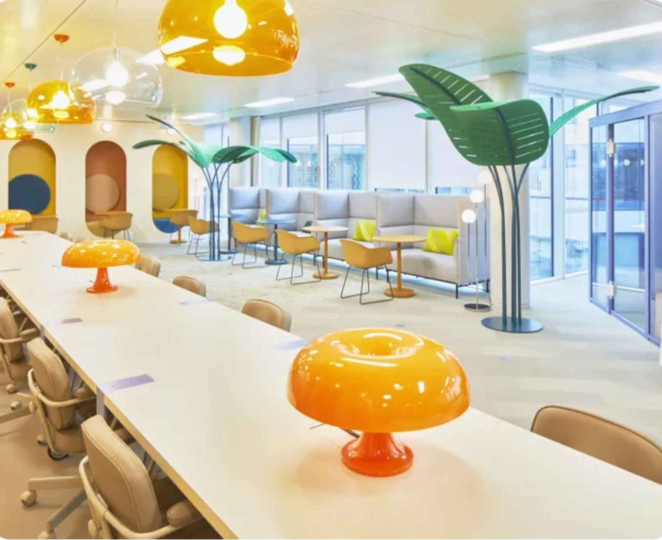 Salle de formation lumineuse de LÉONARD SERVICE FORMATION, 82 avenue du Maine à Paris 14e, avec postes de travail et grandes baies vitrées